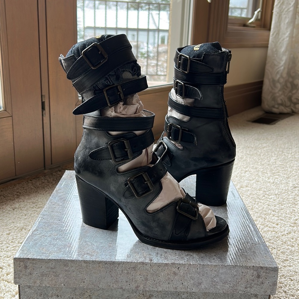 Like new FreeBird strappy heel